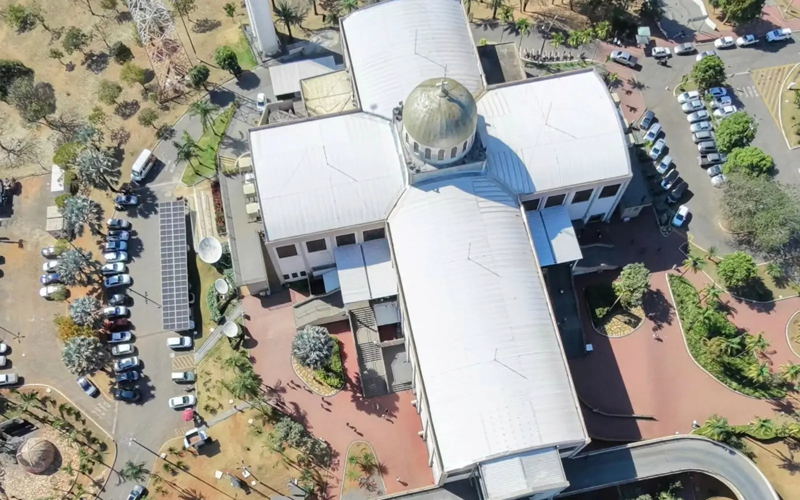 Vista aérea do Santuário Basílica do Divino Pai Eterno em Trindade