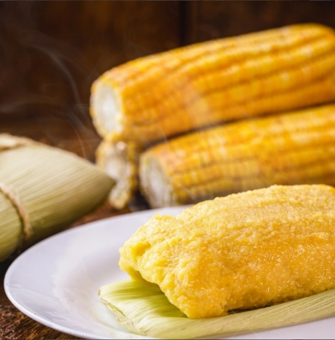 Pamonha e espigas de milho em imagem de apresentação da gastronomia